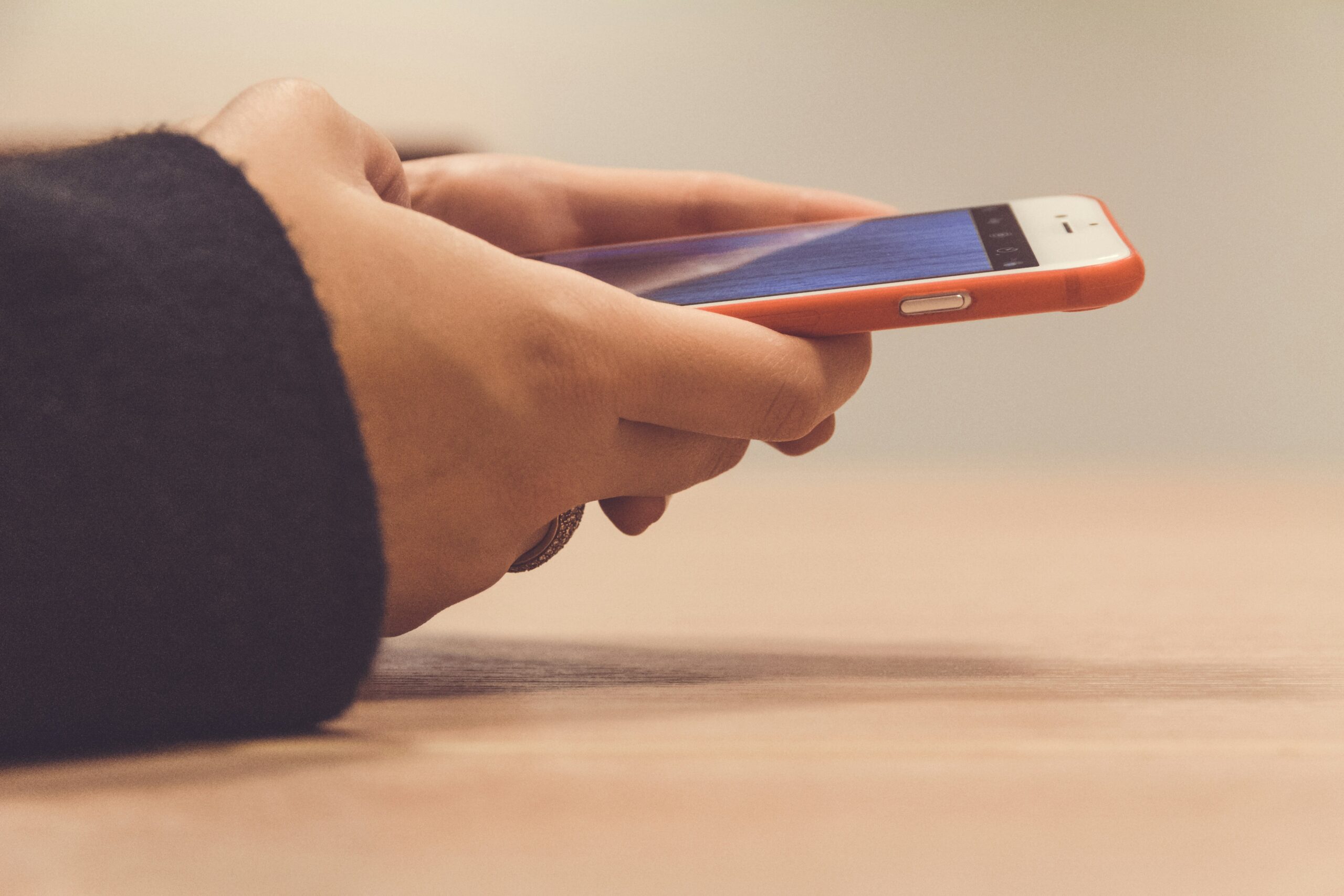 smartphone-notification-waiting-desk
